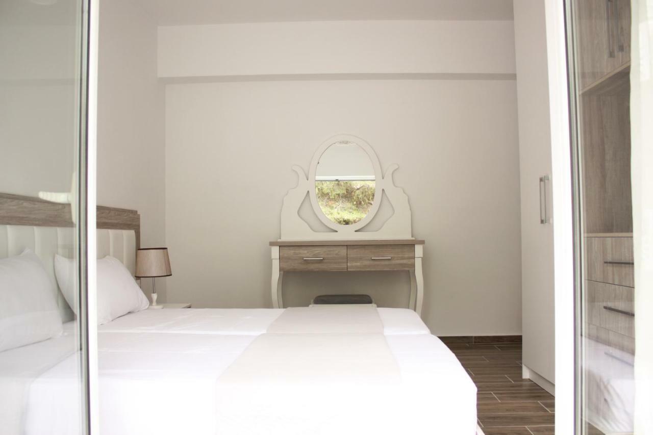 Alexandra'S Apartments ساراندا المظهر الخارجي الصورة